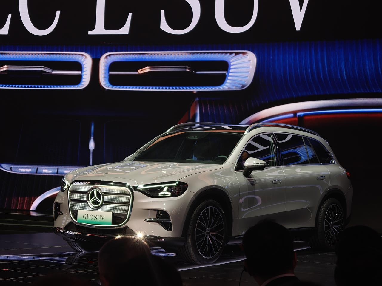 纯电GLC将拥有空悬+魔毯、后轮转向（各4.5度）、车位到车位领航辅助，车内也有