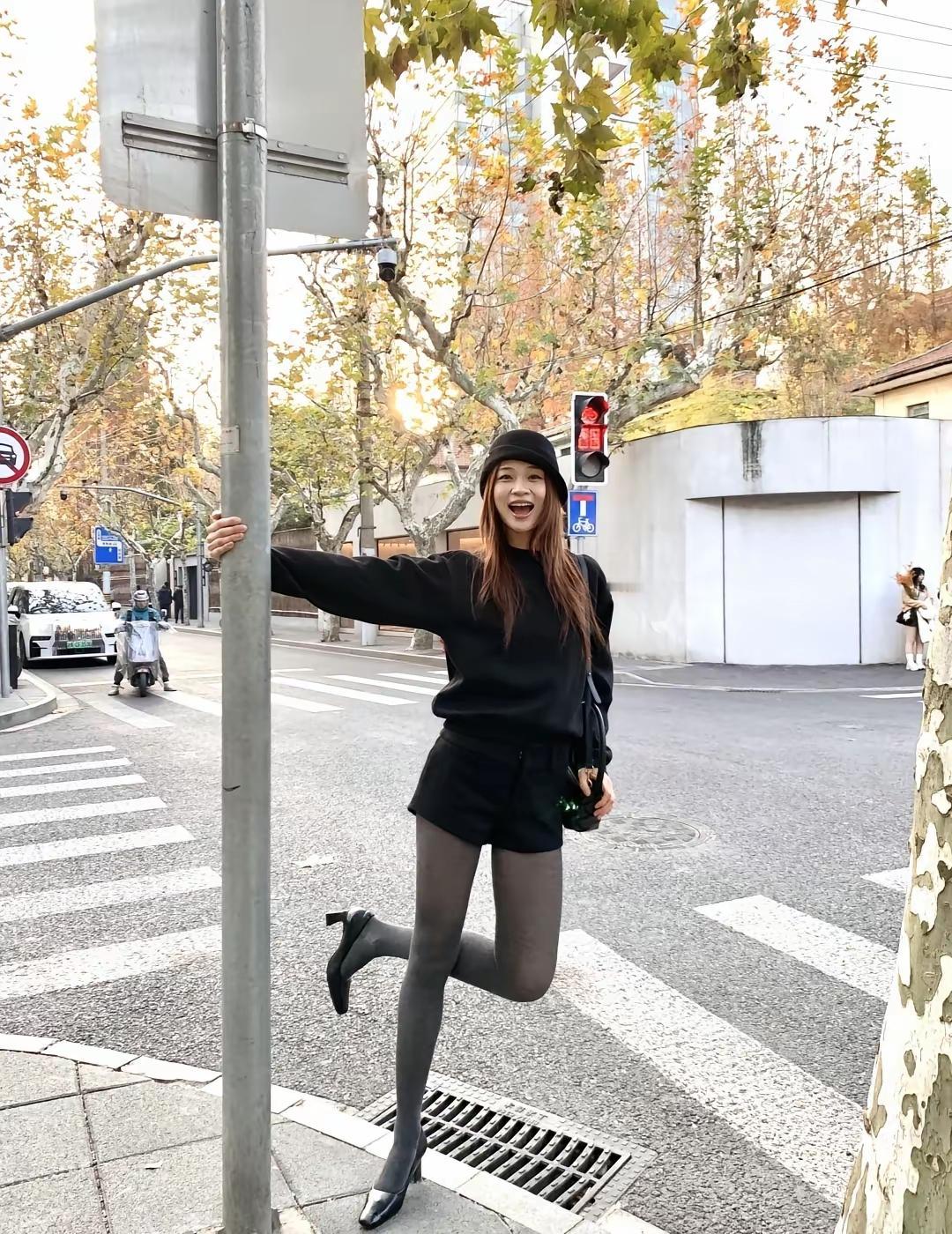 对联
上联：[作揖][作揖][作揖]；
下联：拉住。