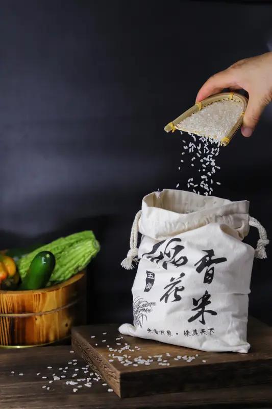 写尽半生沧桑的佳作，值得一品。
昼念柴米夜念钱
劳碌半生不得闲
亦欲饮酒伴花眠