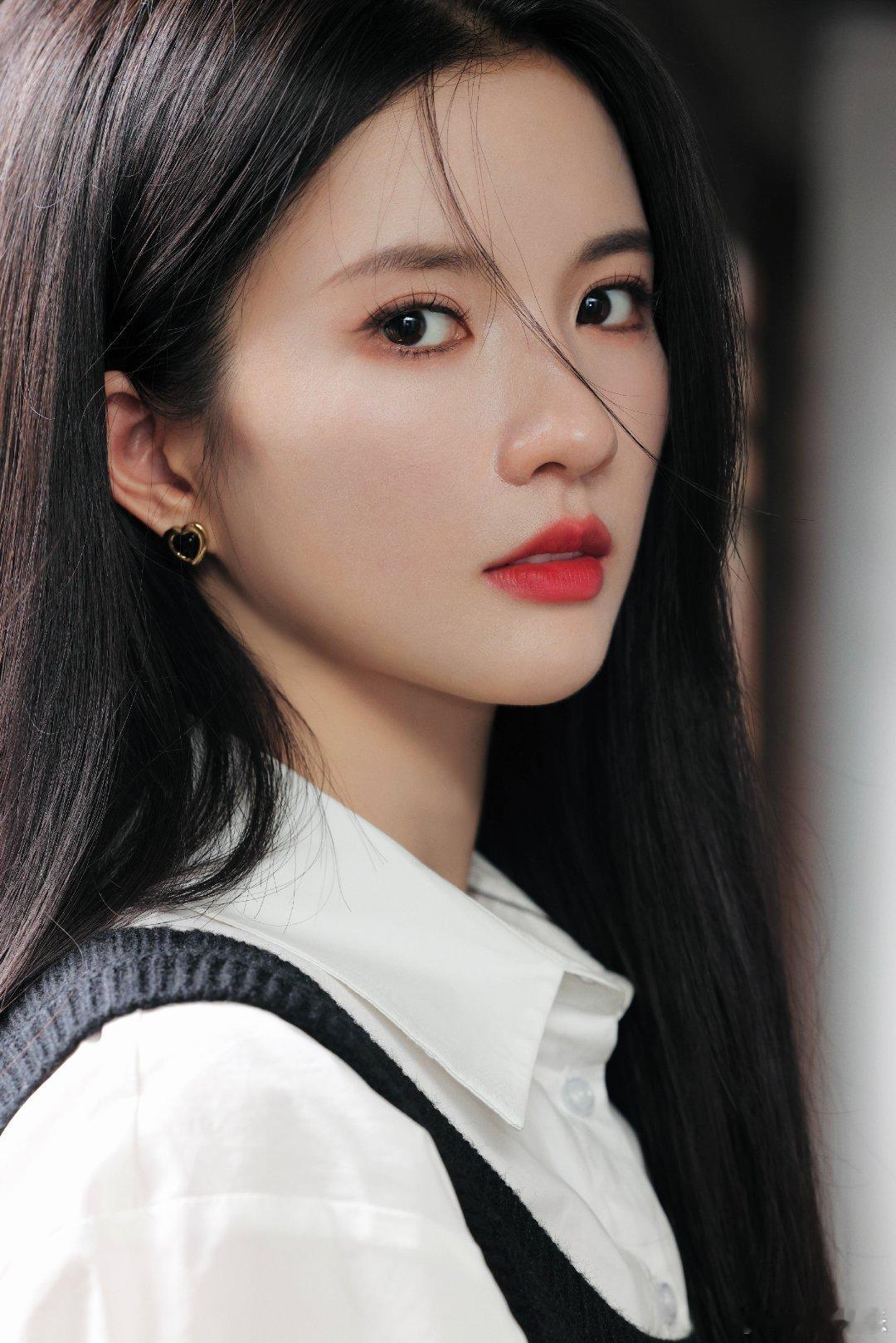 #硬糖少女303##刘些宁# 今日份糖妹新鲜物料刘些宁工作室更新分享新定妆照一组