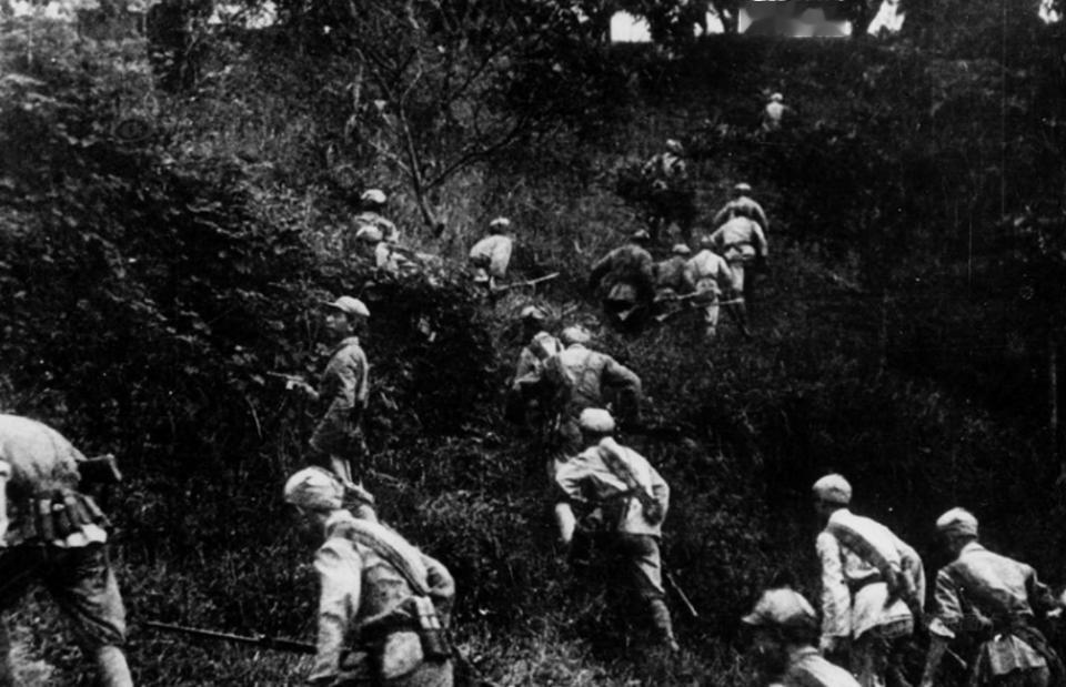 1950年4月12日，一位形迹可疑的男子悄然现身湖南省公安厅，用平静的语调说出令