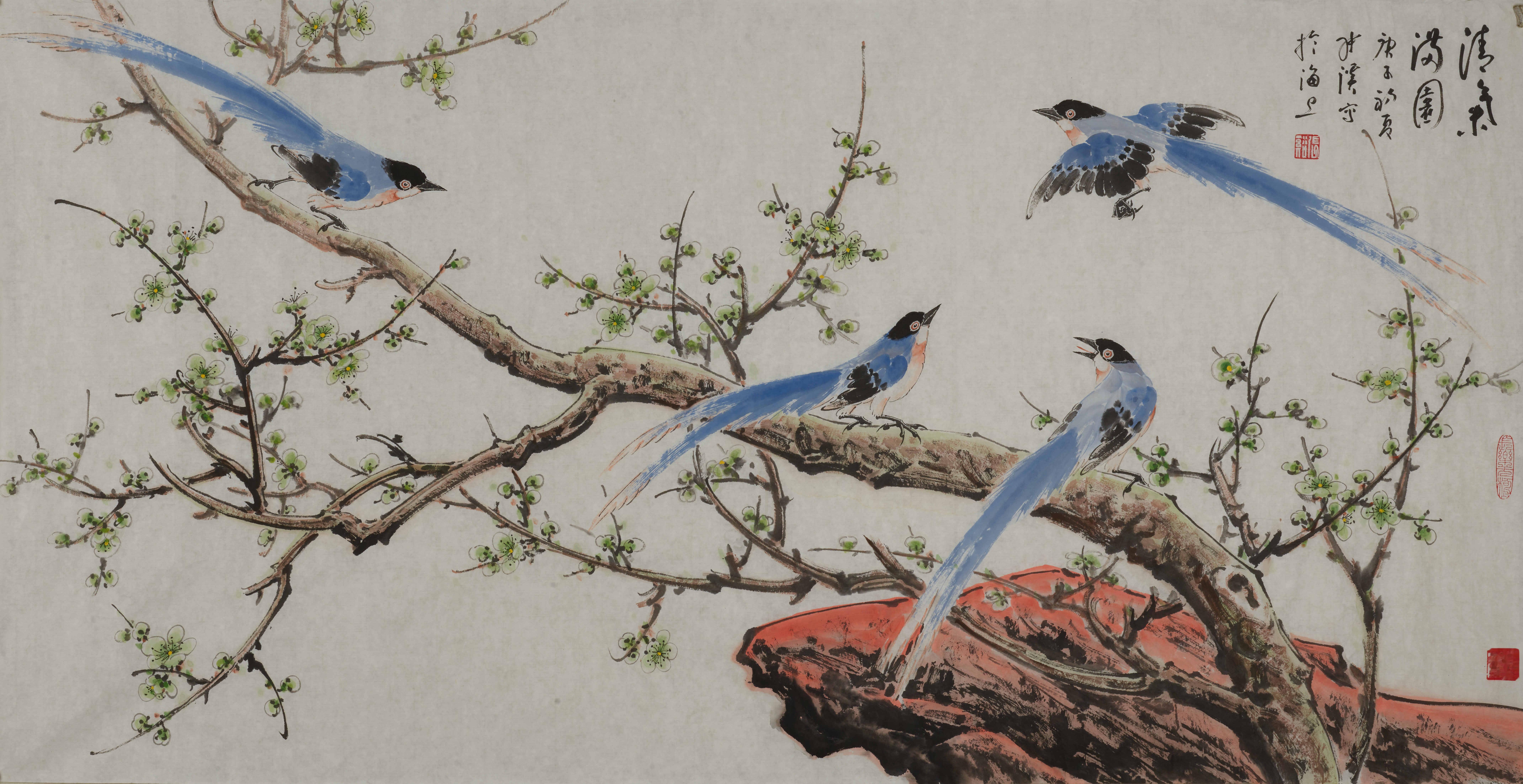 【梅枝为骨，蓝鹊为魂】画家以苍劲老梅为骨架，托起四只姿态各异的蓝鹊：或昂首、或低