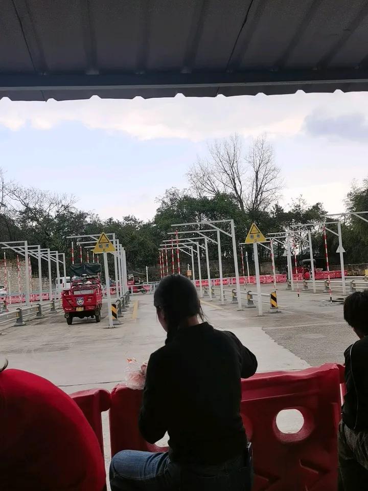 D证考试现场
在D证考试现场，如今许多大小城市都在严格检查三轮车和二轮车驾驶证。