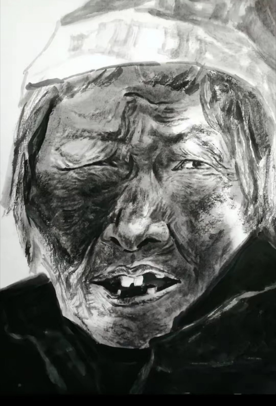 左边是中国美协会员，王永芬画的老婆婆右边是爱好者画的老婆婆 