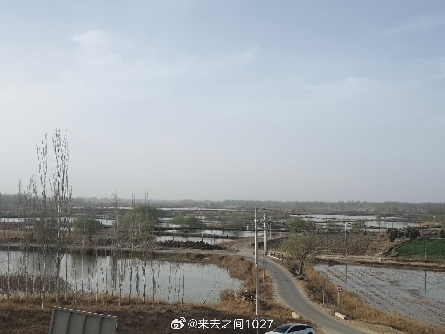 这哪是来钓鱼，分明是来水边找个清净。没鱼钩就不用盯着浮标熬神，没鱼也不用纠结有没