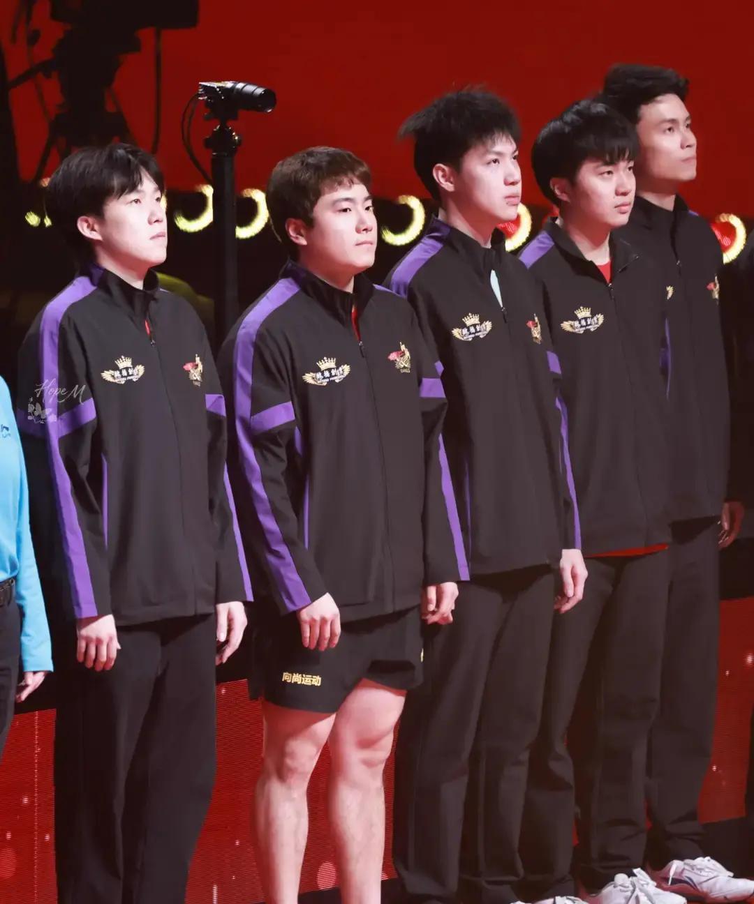 肩疼到抬不起拍，他还赢了张本
 
昨晚乒超现场，王楚钦贴着肌贴打满五局，3:2把