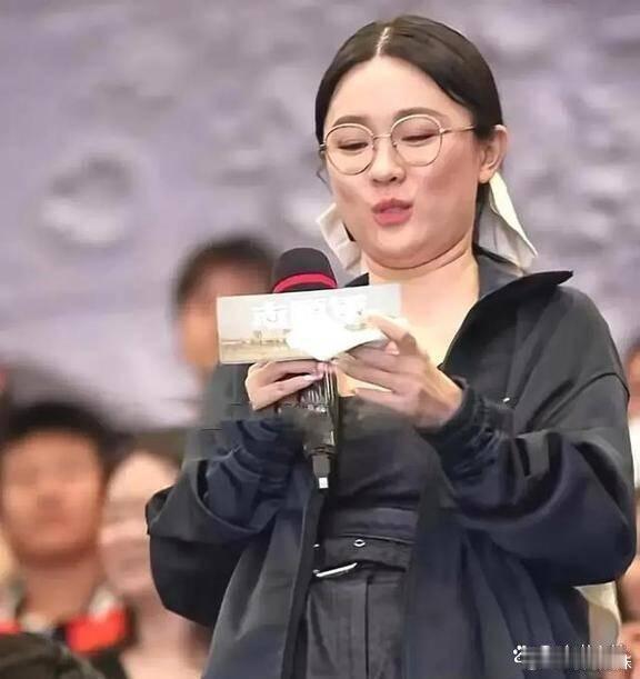 霍思燕素颜出门像个小胖墩，低头一看，居然三层下巴一览无余，真是喜感十足。不过说实