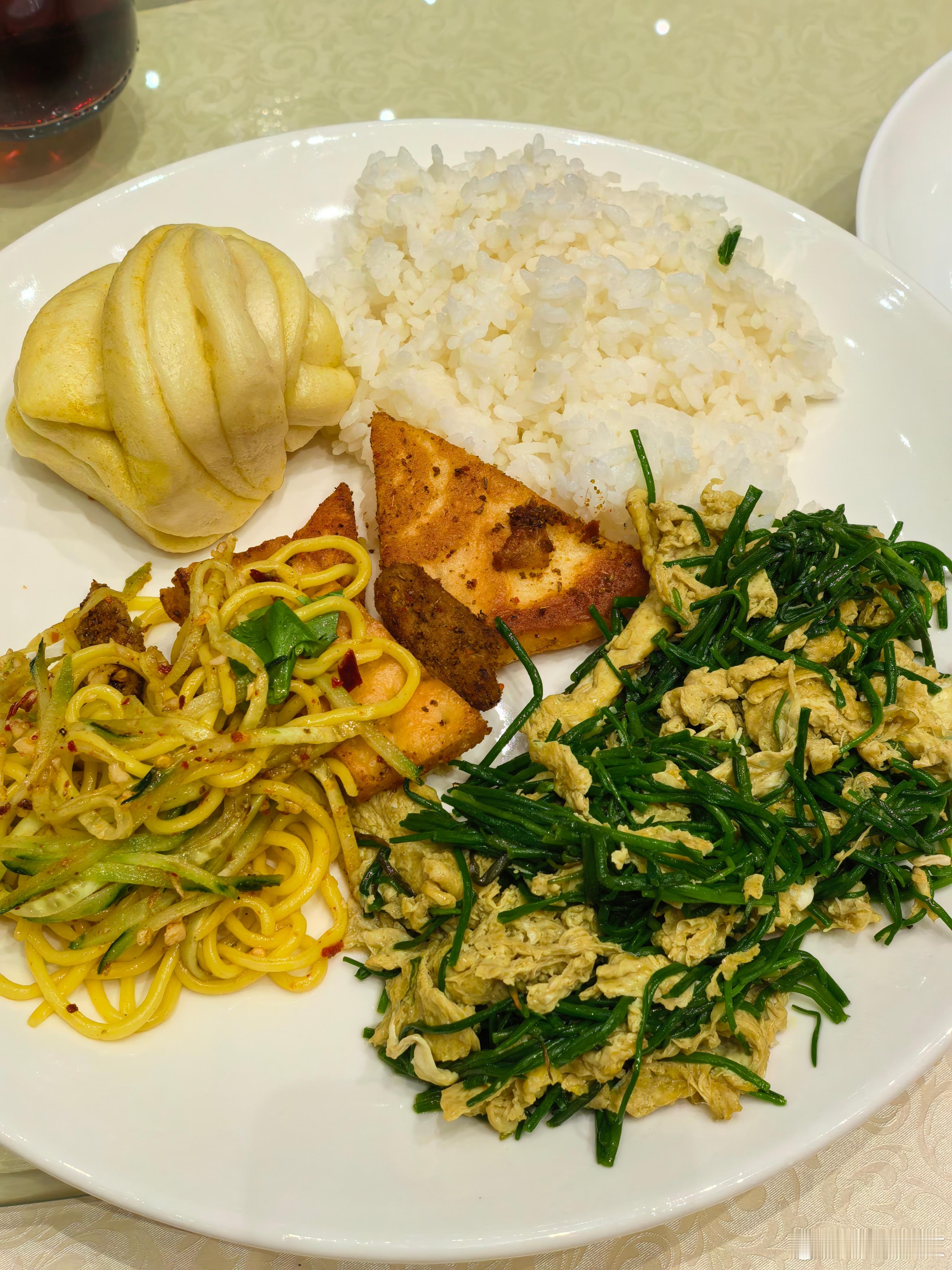 大米饭配馕配面配花卷纯碳水