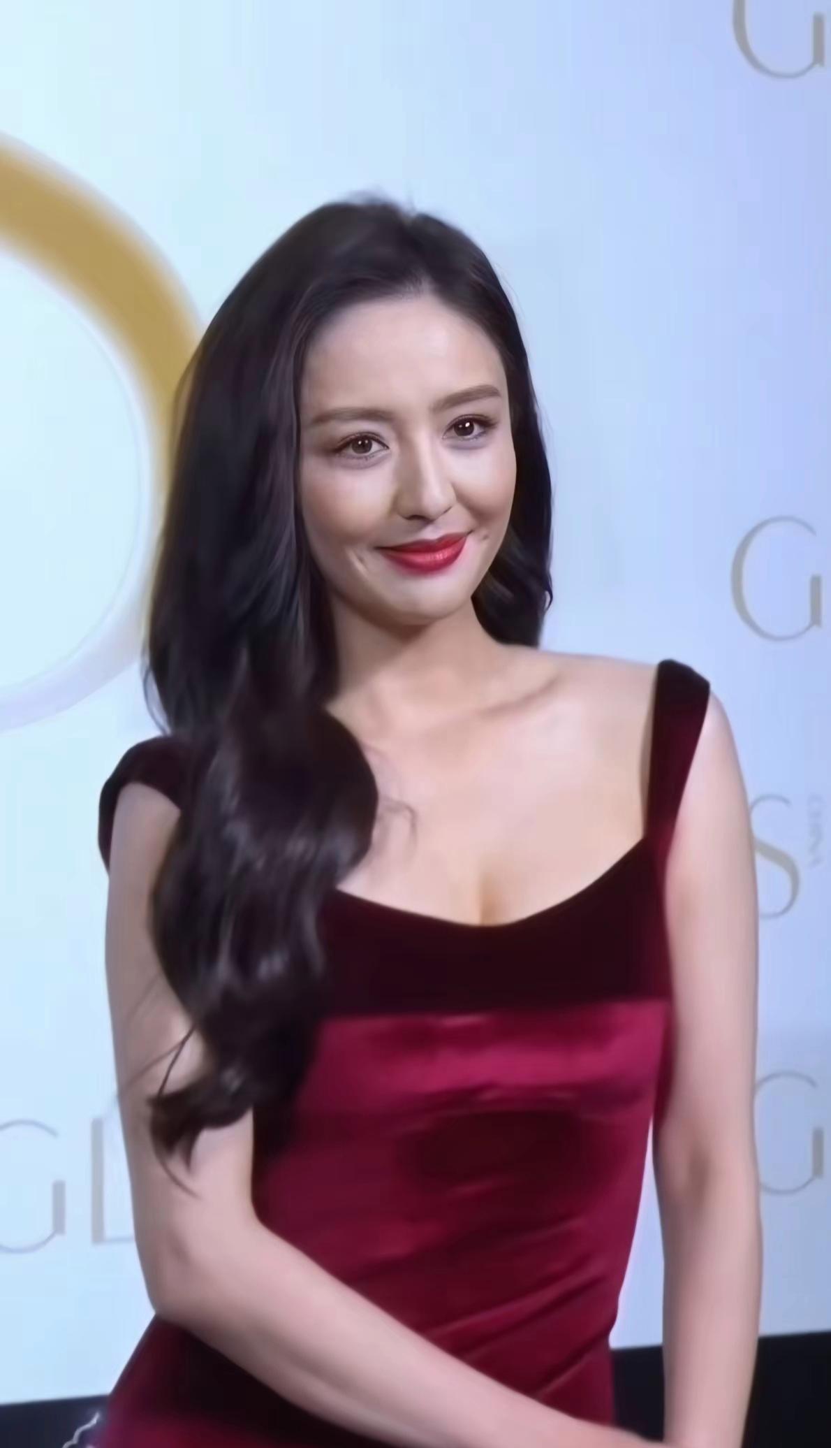 时光在佟丽娅身上看不出痕迹，当之无愧不老女神。 