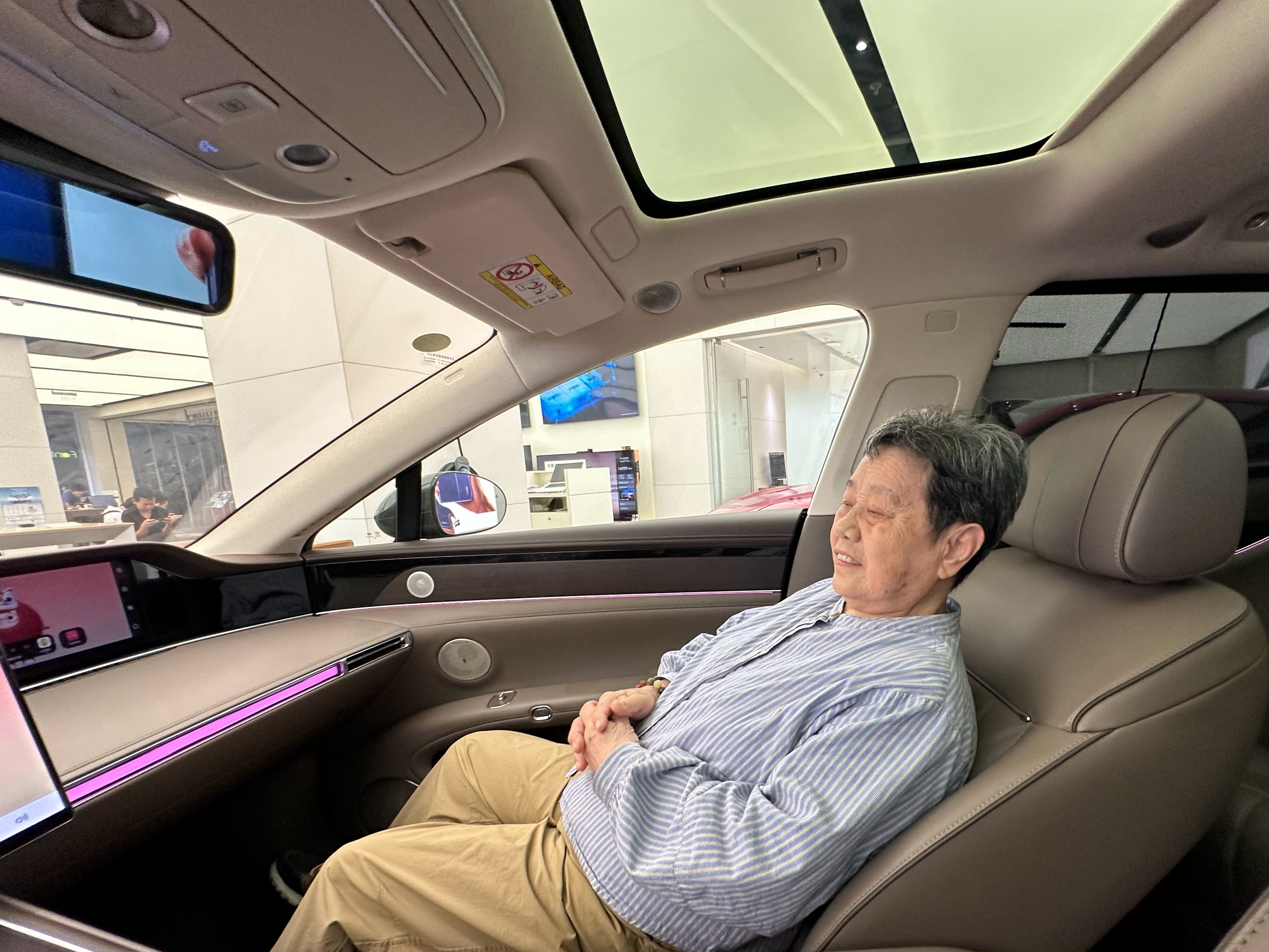 溜小老太太，然后华为看车，起价22万，试坐后小老太太说这车很舒服，于是我当着销售