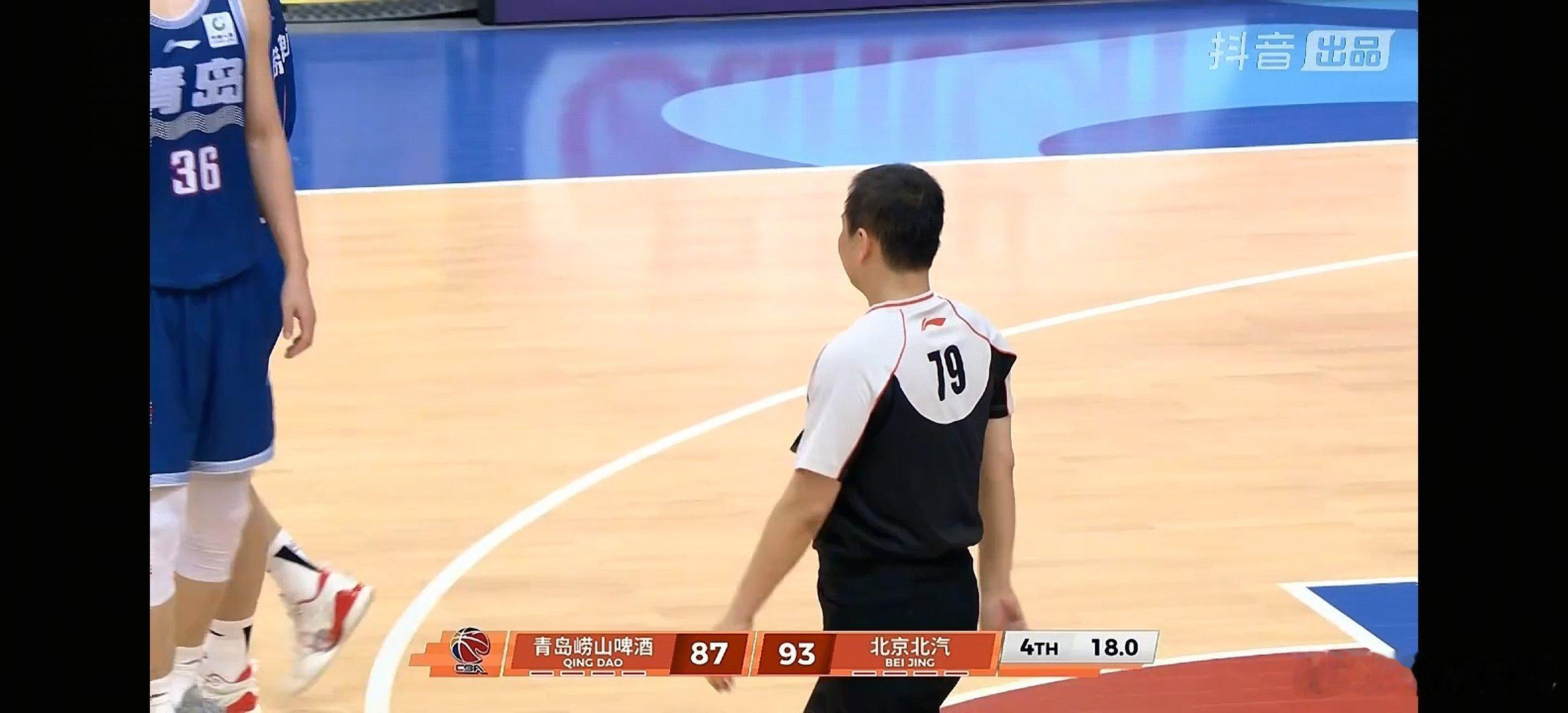 牛逼啊  还能补技术犯规啊  啊哈哈哈哈北京男篮vs青岛男篮cba