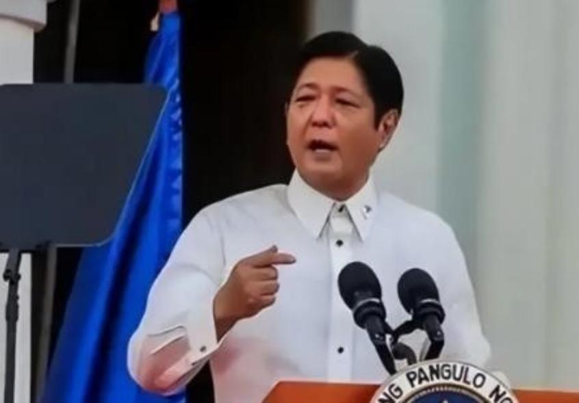 自从中国停止进口菲律宾香蕉，菲律宾香蕉协会的负责人愤怒地表示：“中国断了30万蕉