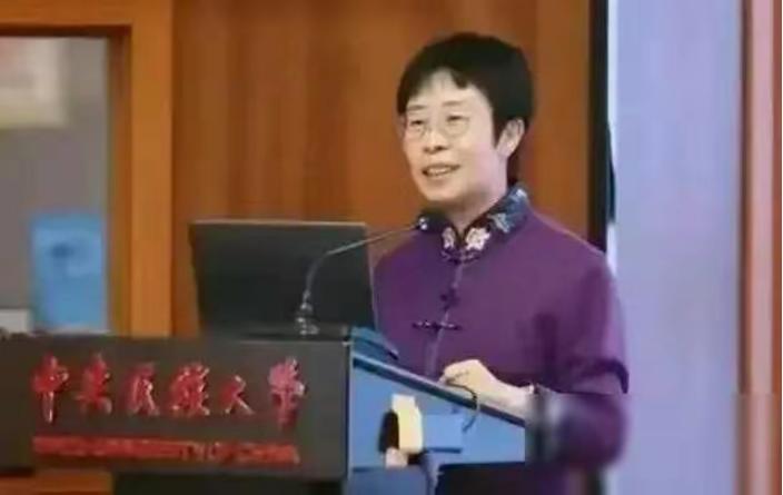 北大才女48岁至今未婚，朱迅问她：“你最想嫁给谁？”没想到，她脱口而出说的一个名