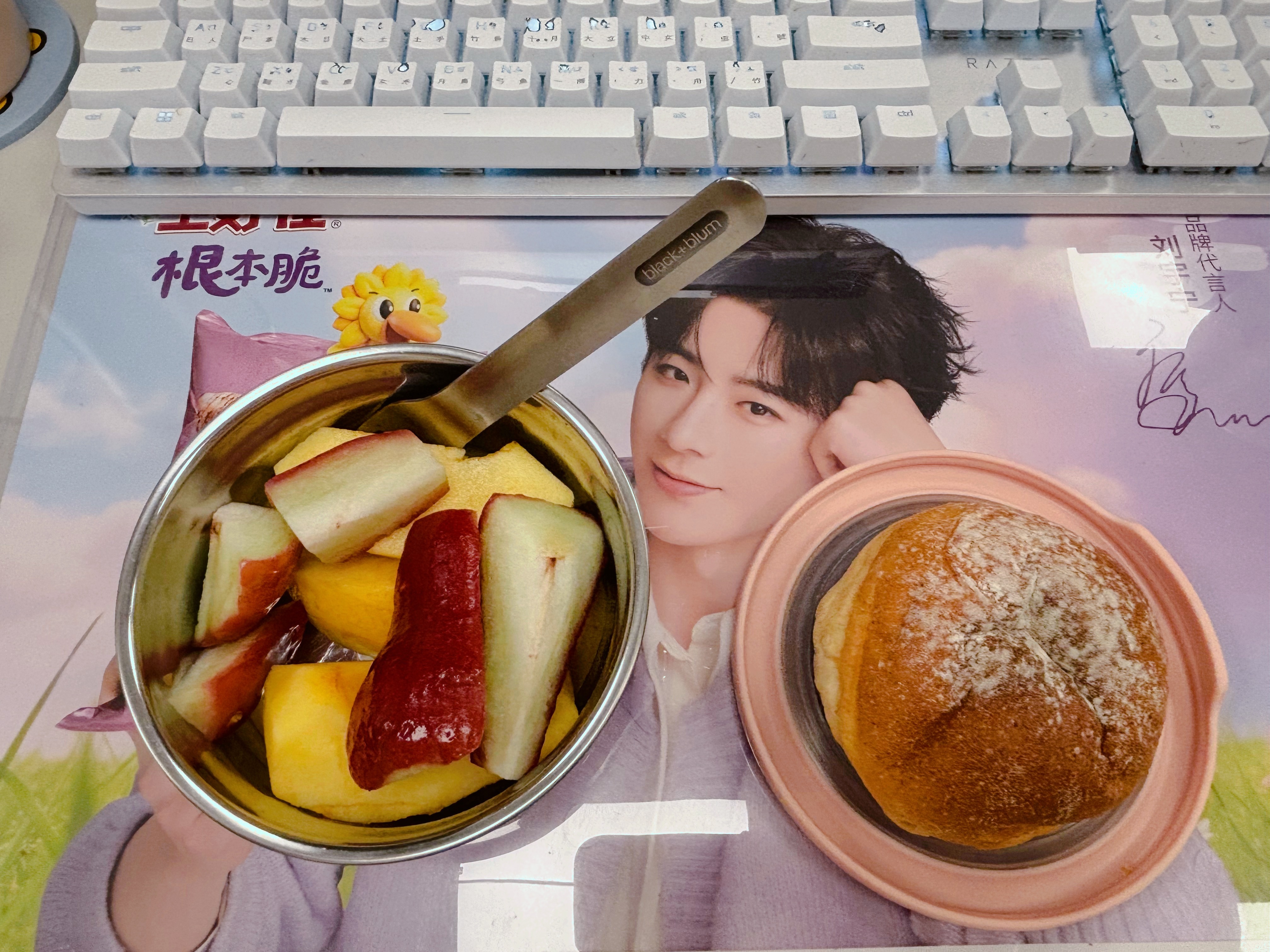 今天早餐吃苹果➕莲雾➕小圆餐包老大也早安，每天能一起上班真好还能喂你一起吃