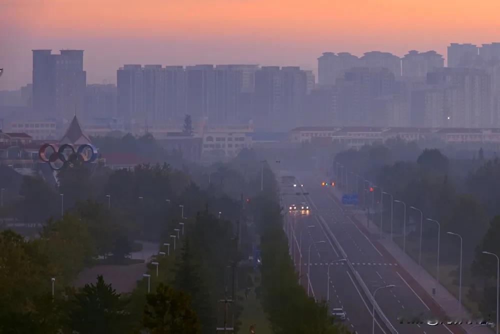 城市慢慢醒来《首发》
老了早晨一般不懒床，醒了就起来。找一个相对高一点的地方，支