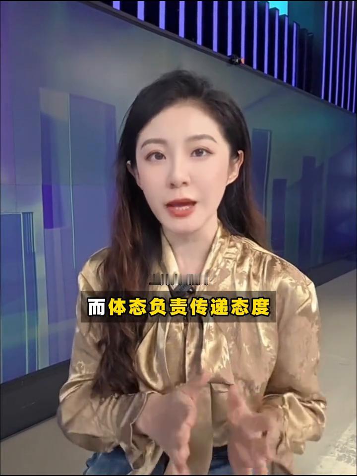 主持人张天。
想聊一聊最近在奥德赛的首映礼上主持人半蹲下来引发的全网争议。今天我