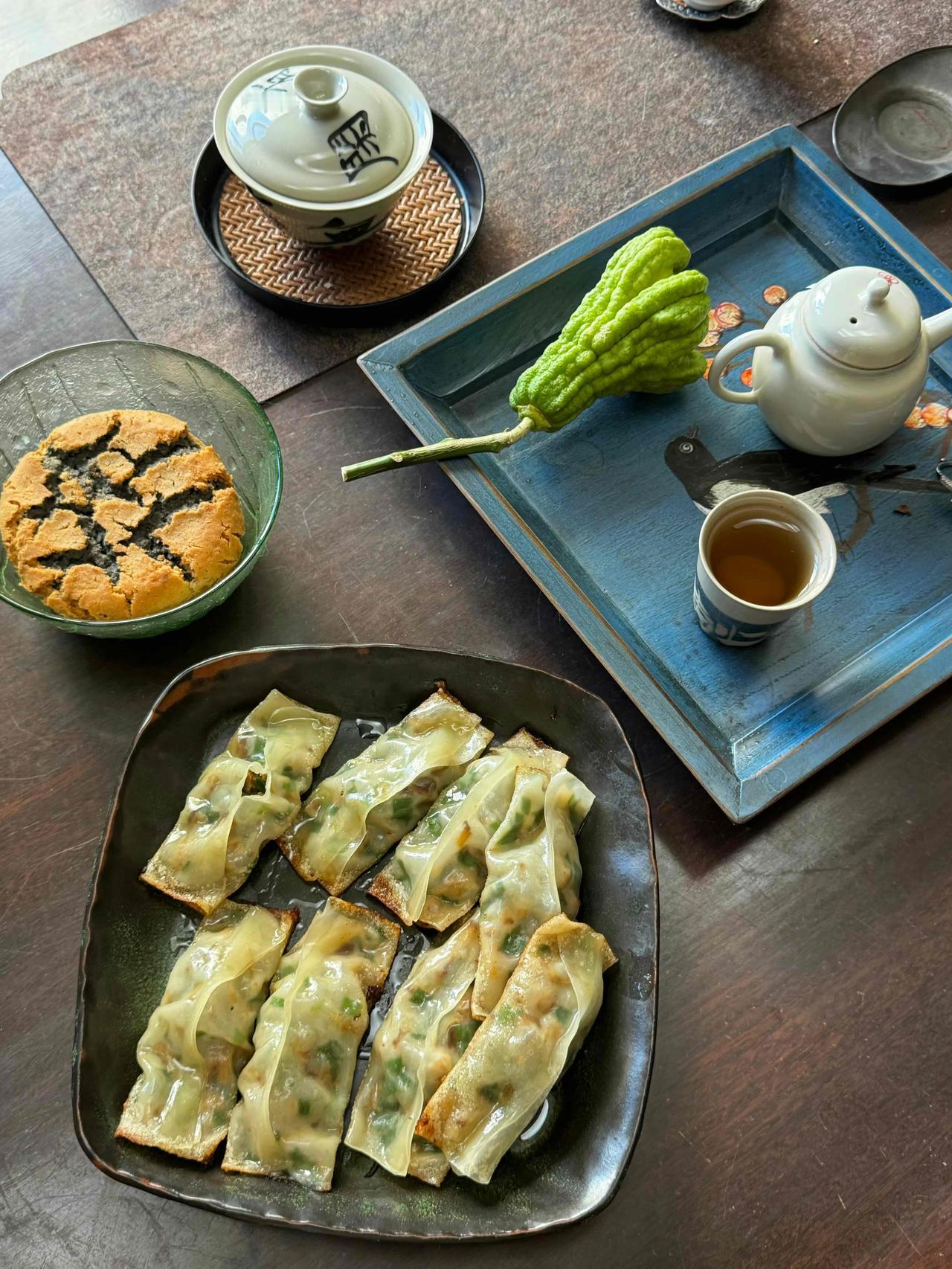 聊天喝茶，吃肉，看雪。