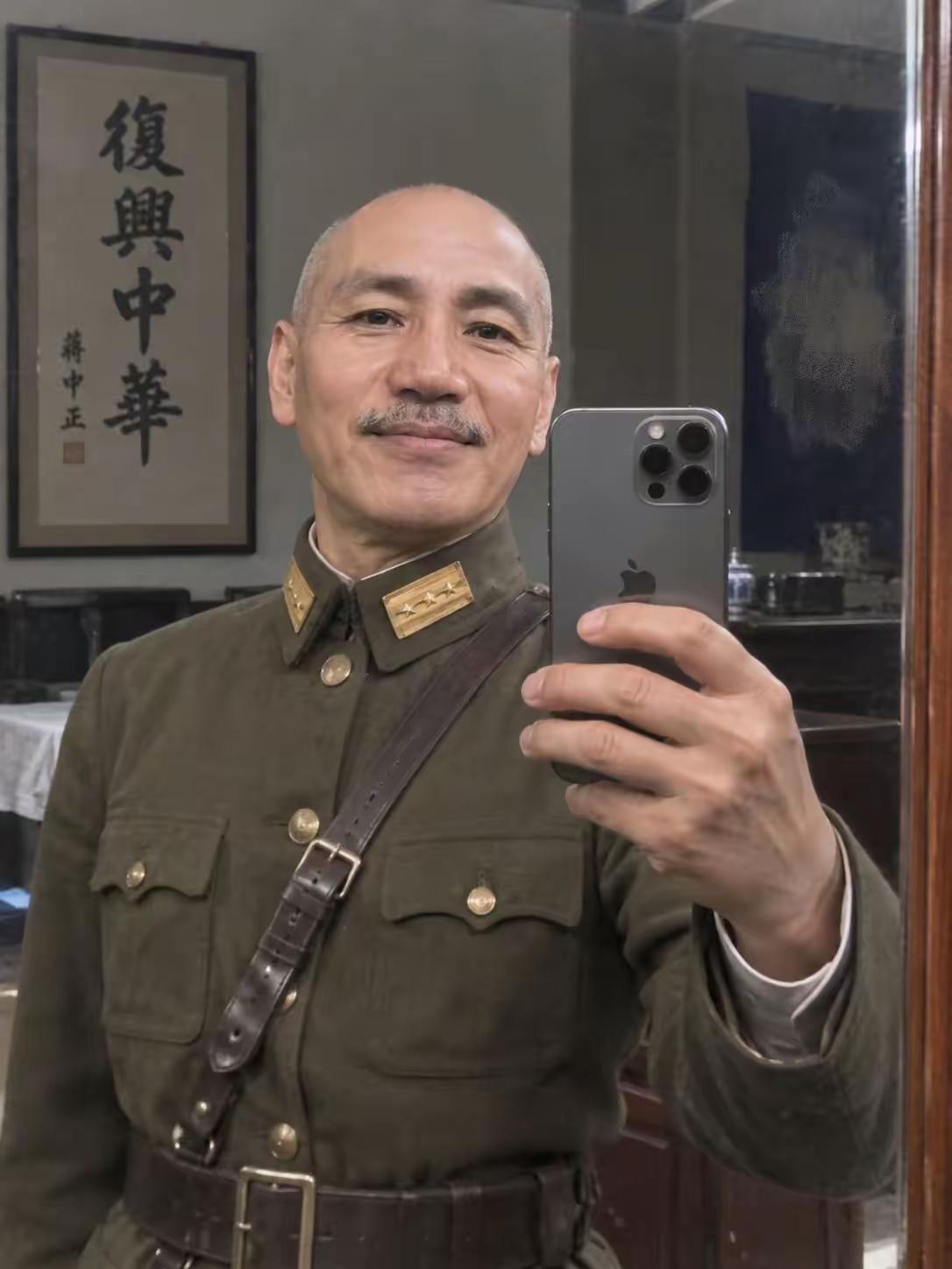 我查问豆包，豆包说，这是一个演员发的自拍照。     
         但我怎