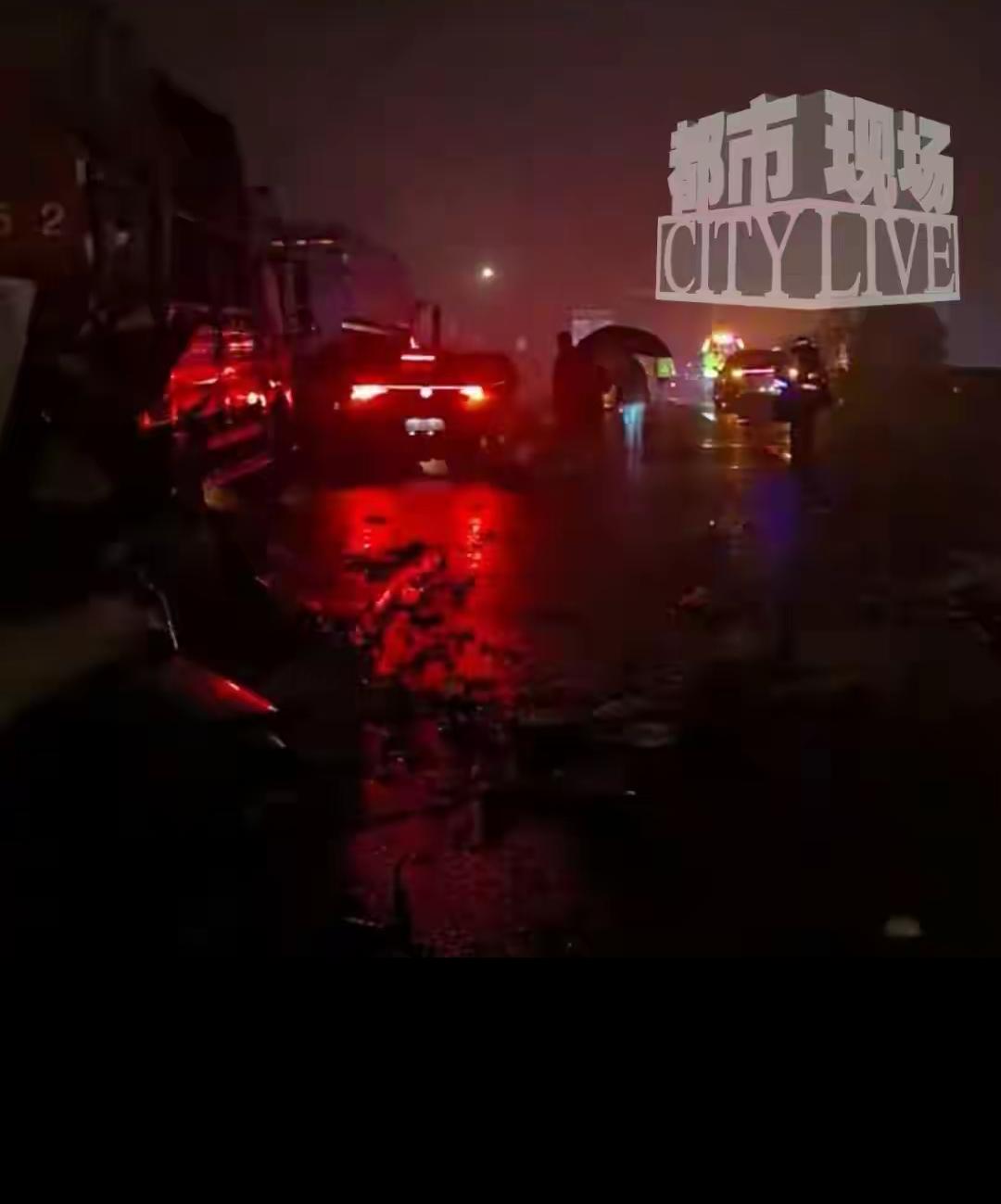 四川成都突发多车相撞事故，目击者称十余辆车受损，多部门紧急救援。

成都高速十余