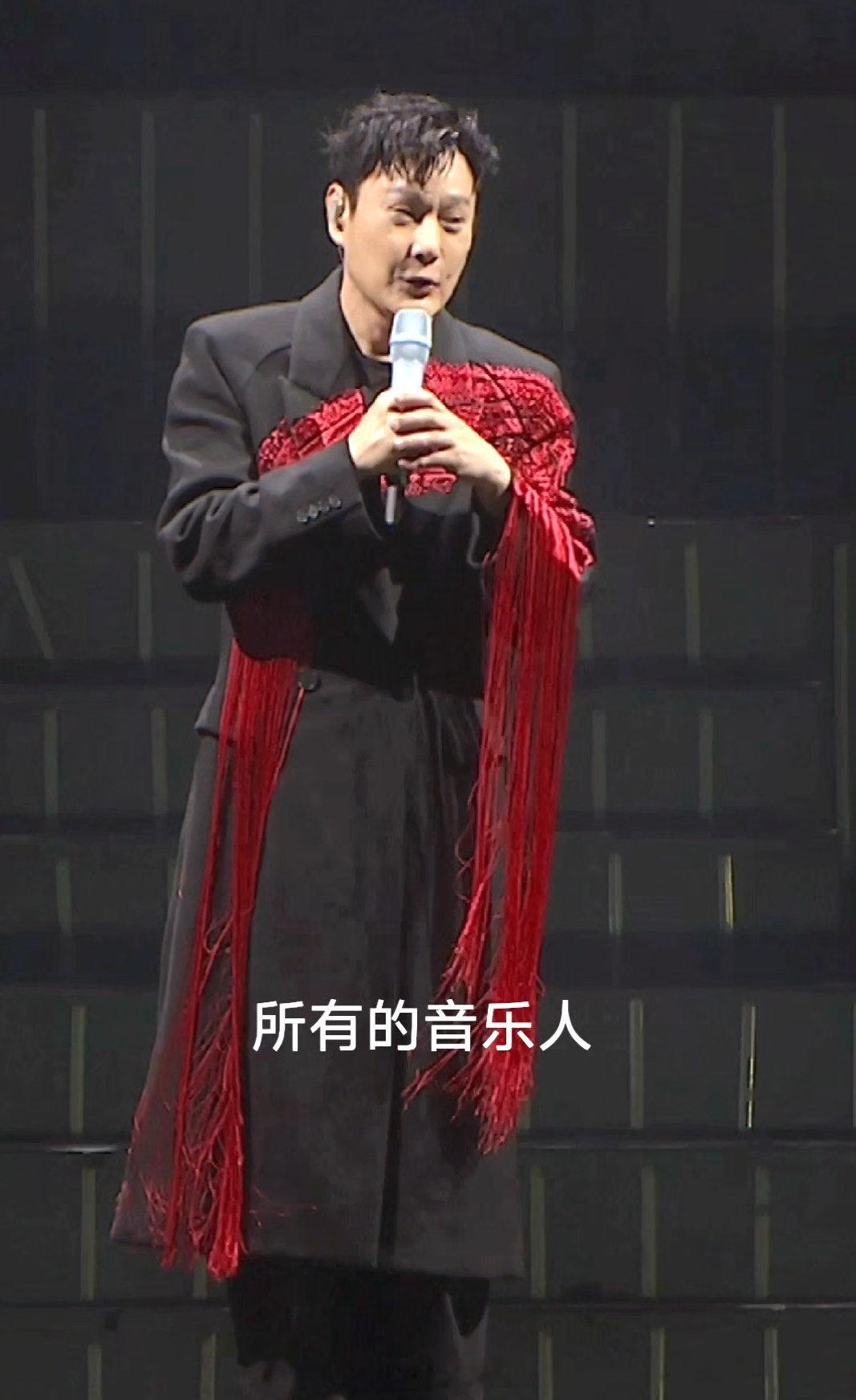 #张信哲说下一轮要把王靖雯请到现场# 这是因为张信哲这一路走来也非常的不容易，才