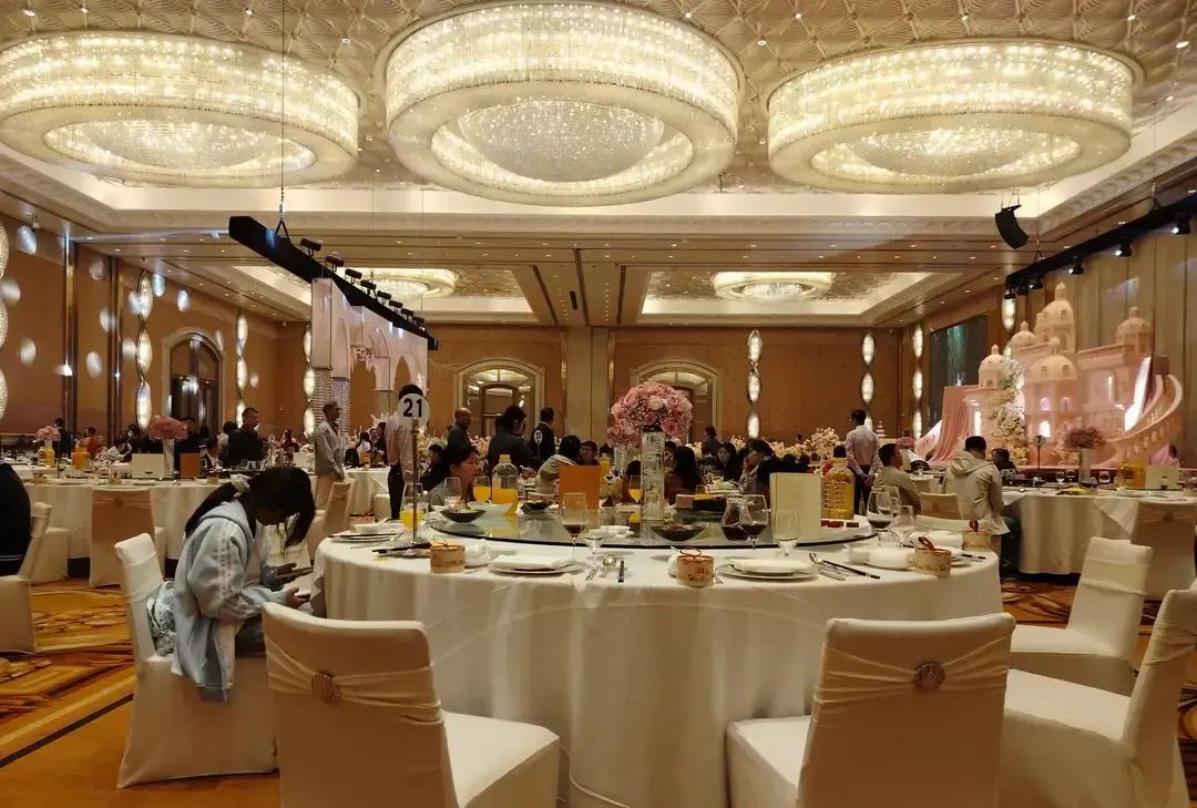 表姐夫给儿子办三百多万婚礼还一分礼不收。
四月五号粤西生态园八十桌海鲜宴灯光鲜花