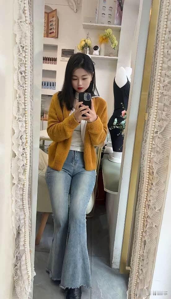 复古毛衣+牛仔裤，轻松打造冬日时髦look！🌟紧身牛仔裤