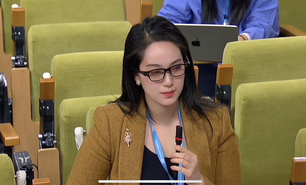 联合国记者会上流传出的一个画面，很多人可能忽略了，背后信号很不简单！
 
麻烦看