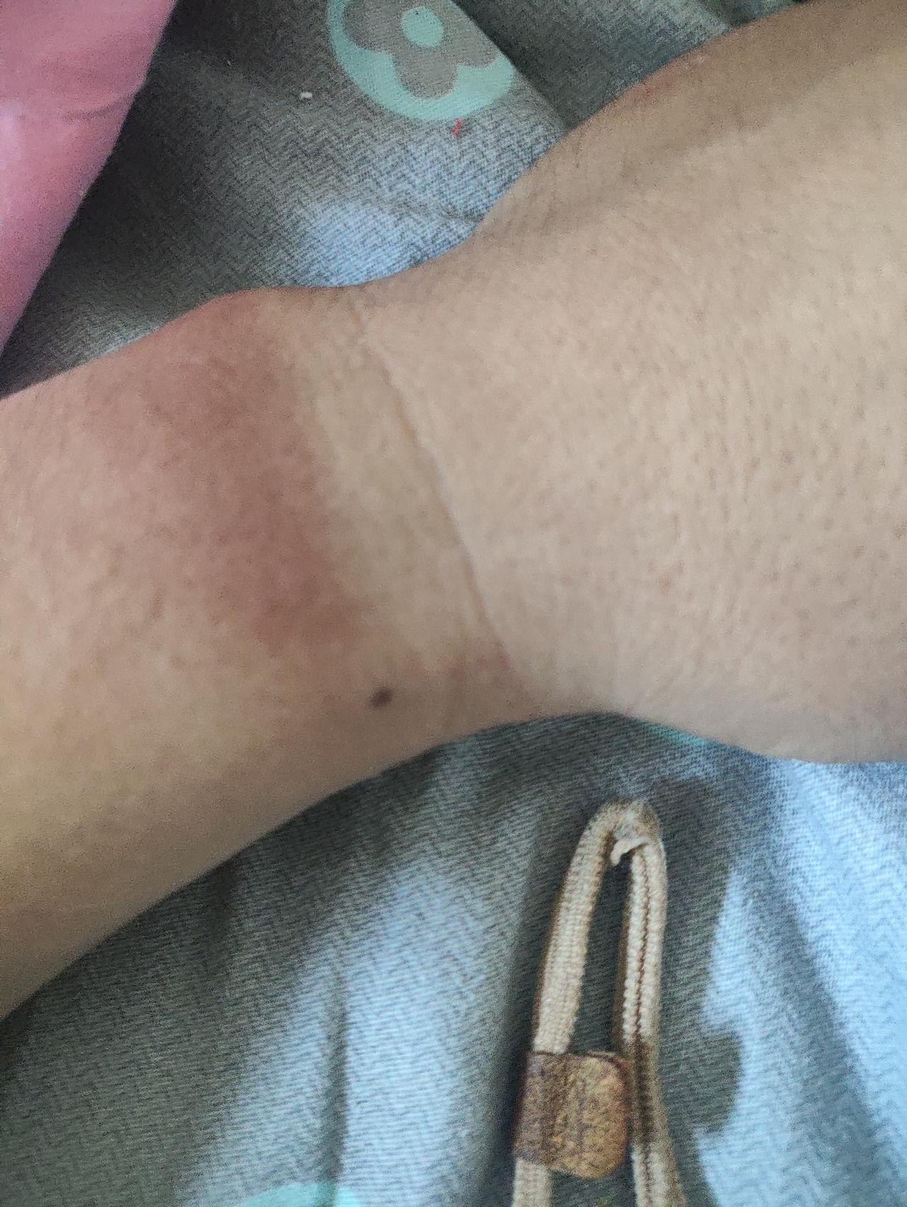 小时候我在我家背篓里发现了一窝小老鼠，然后我就想拿喂猫了，但是听到小老鼠叫又觉得