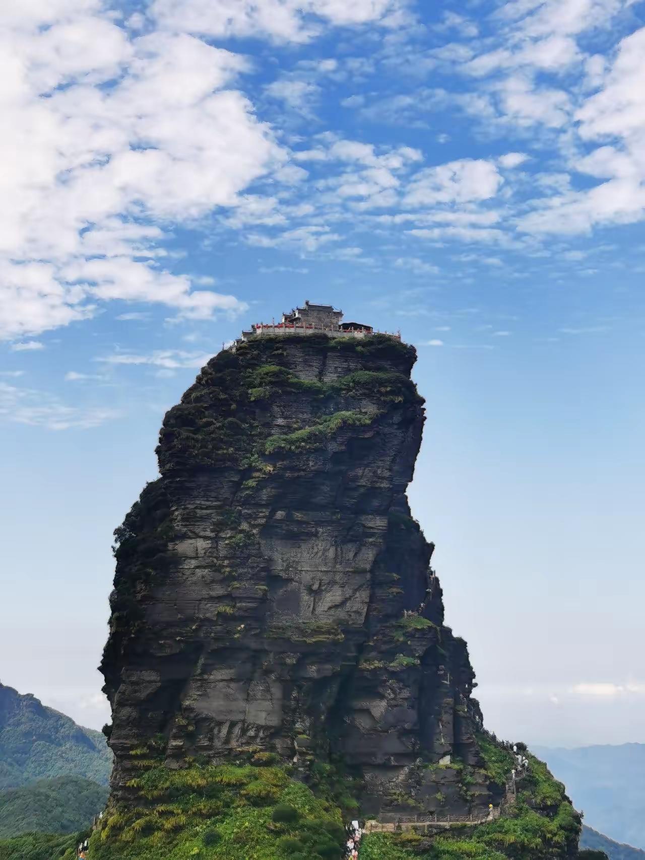 纵然相逢难得相见寥寥，
知晓你仍存于人间，心便安牢。
不必朝夕絮语，日日缠绕，