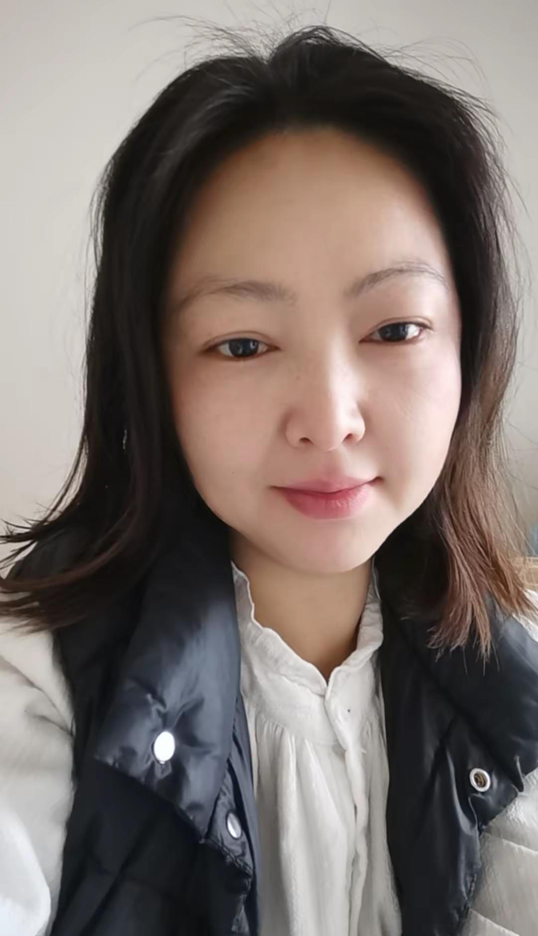 亲爱的老己：今年做个温暖的人，以最大的平静去爱我们不确定的生活，人静 心安 物简