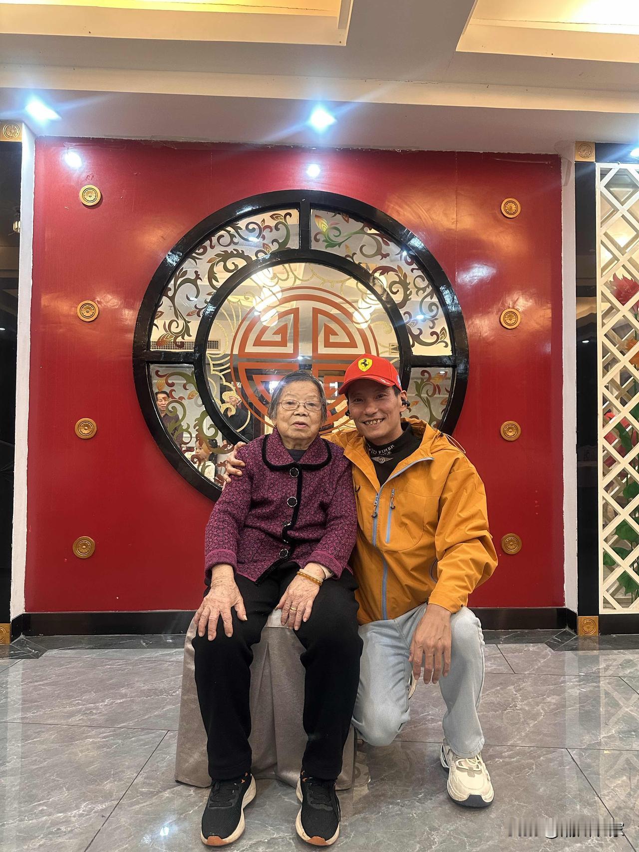 今年最舍不得删的照片祖孙情深，幸福时光定格在温暖的瞬间。