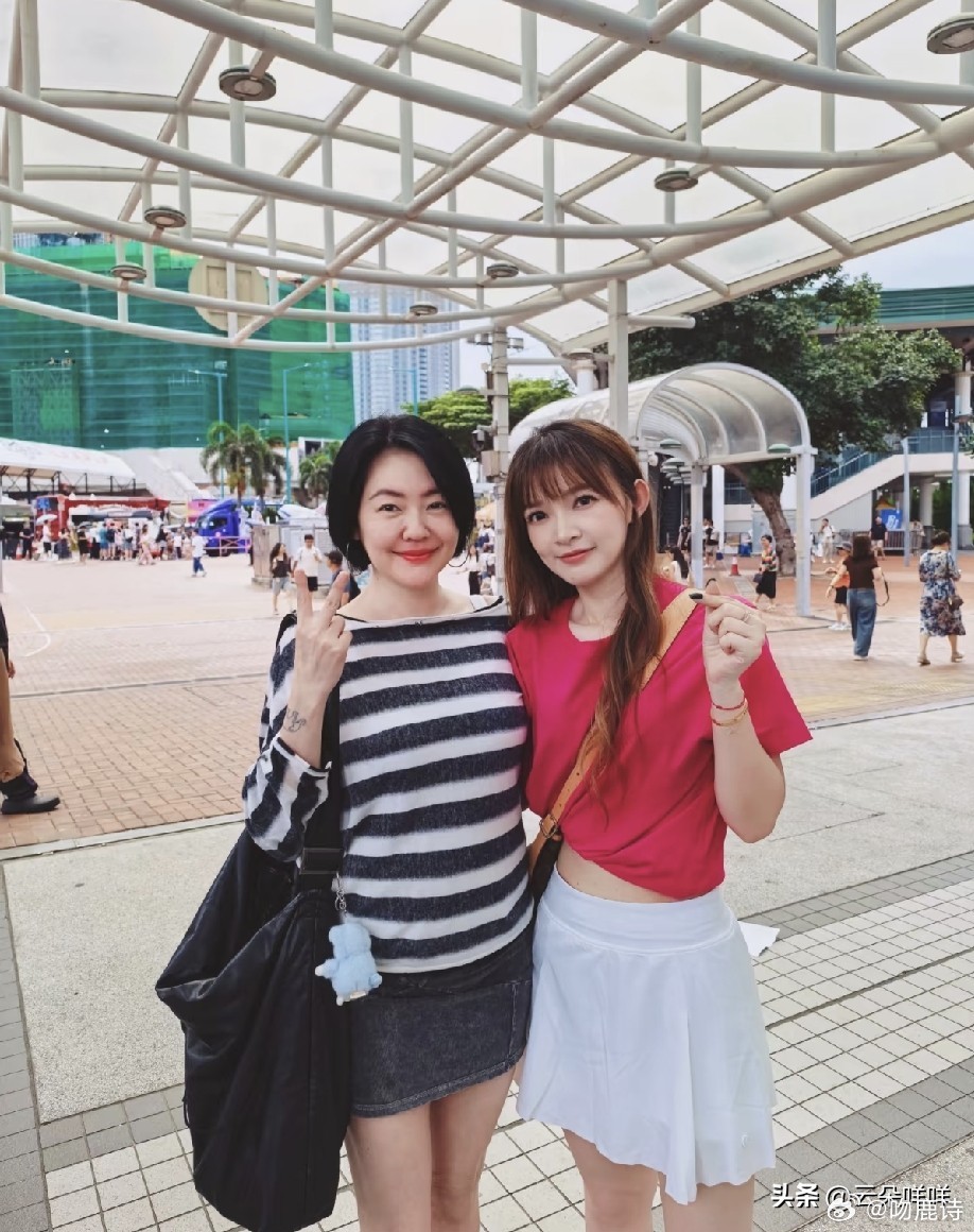 网友偶遇小S夫妻在香港中环摩天轮坐小船，网友说小S老公许雅钧本人挺好的，不但会陪