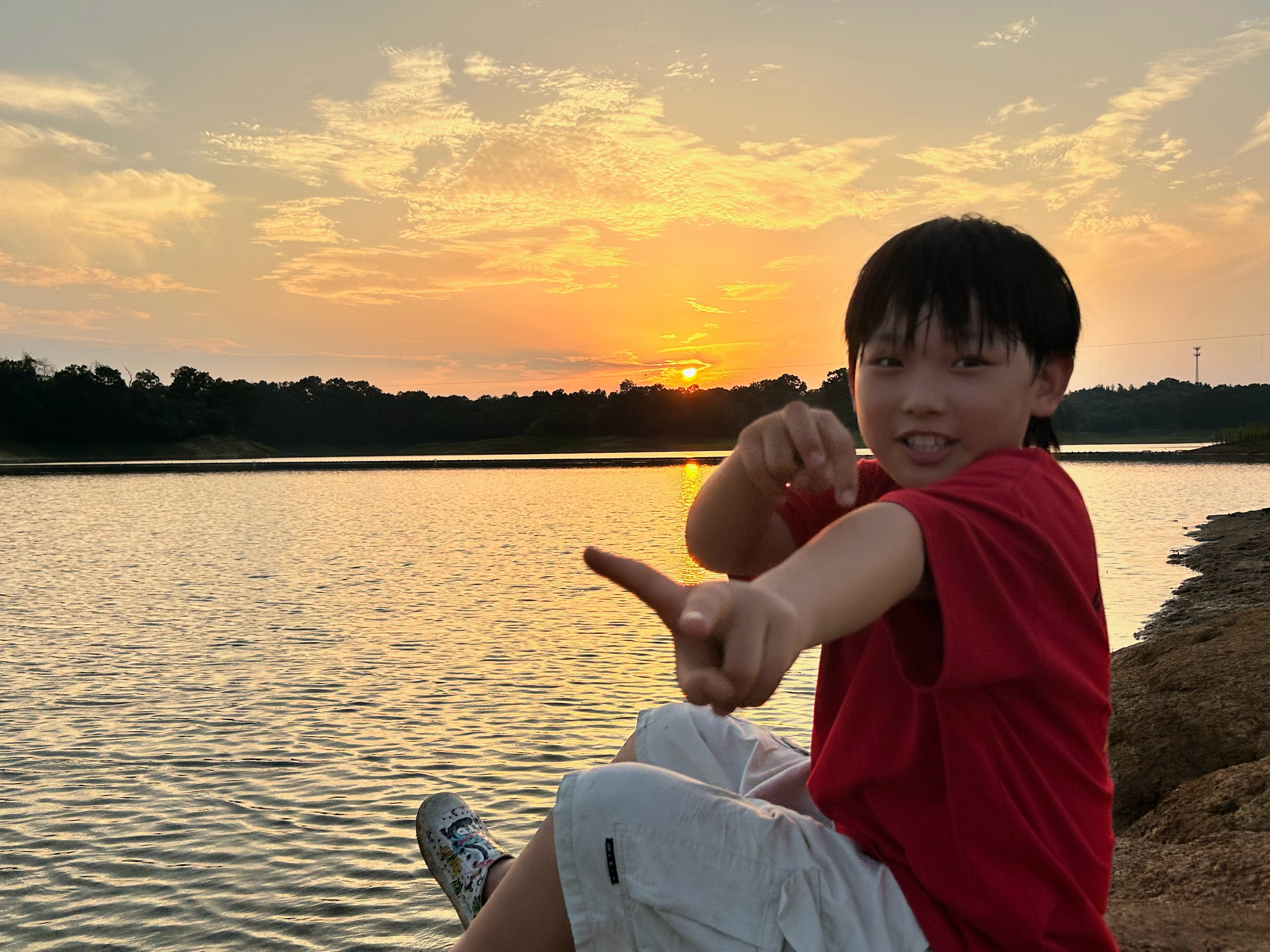 🌇🌇不更博的时间，都在专心陪娃～下午在南湾湖玩，一家人看了日落才回家。这会正