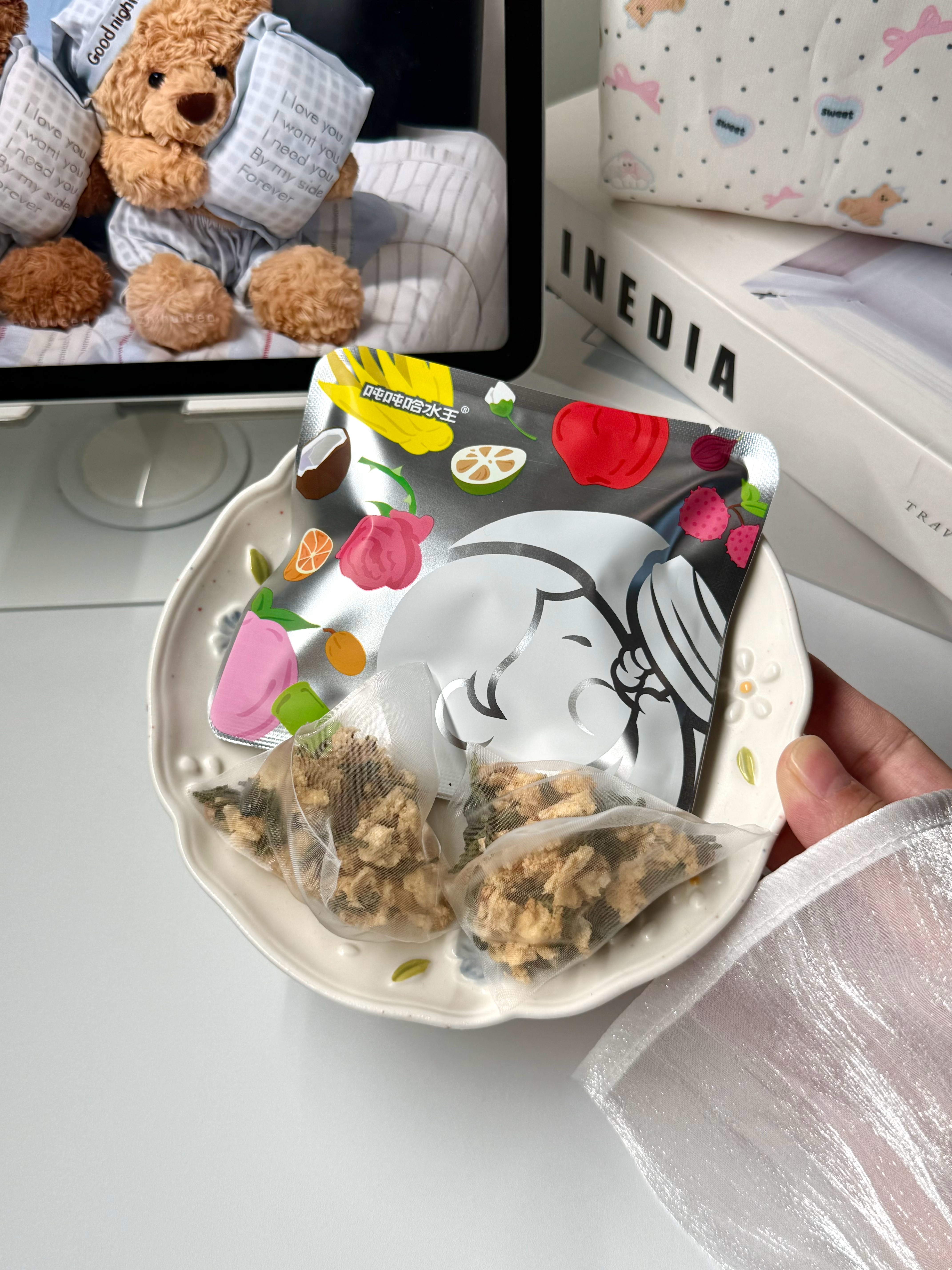 坐办公室真的很容易忘记喝水🥲最近在喝吨吨哈水王雪梨瓜片茶包，淡淡的清甜，不会香
