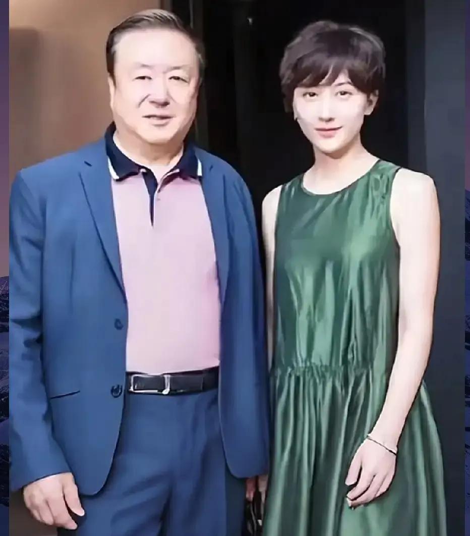 她与大自己30岁的尤小刚结婚，现如今老公74岁儿子8岁，可算有"钱"人终成眷属。