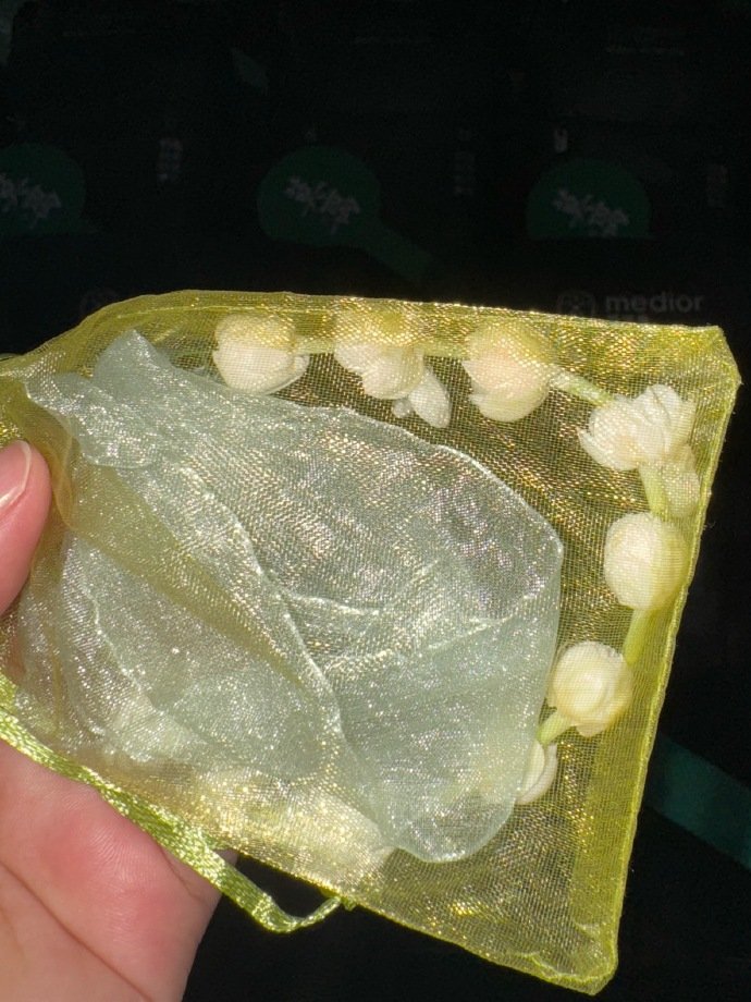 莫离伴手礼莫离的伴手礼，白鹿又送了超大一包，还有茉莉花手链！白鹿莫离伴手礼有茉莉