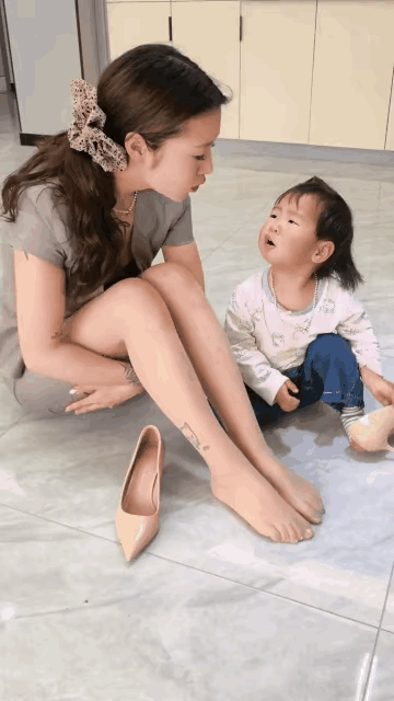 不懂就问，他在干什么。