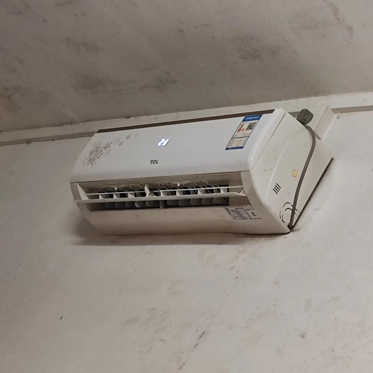 房奴贱兮兮的房东，每次要是让他维修个家电，他就是几天都不回你信息，非要你一再次给