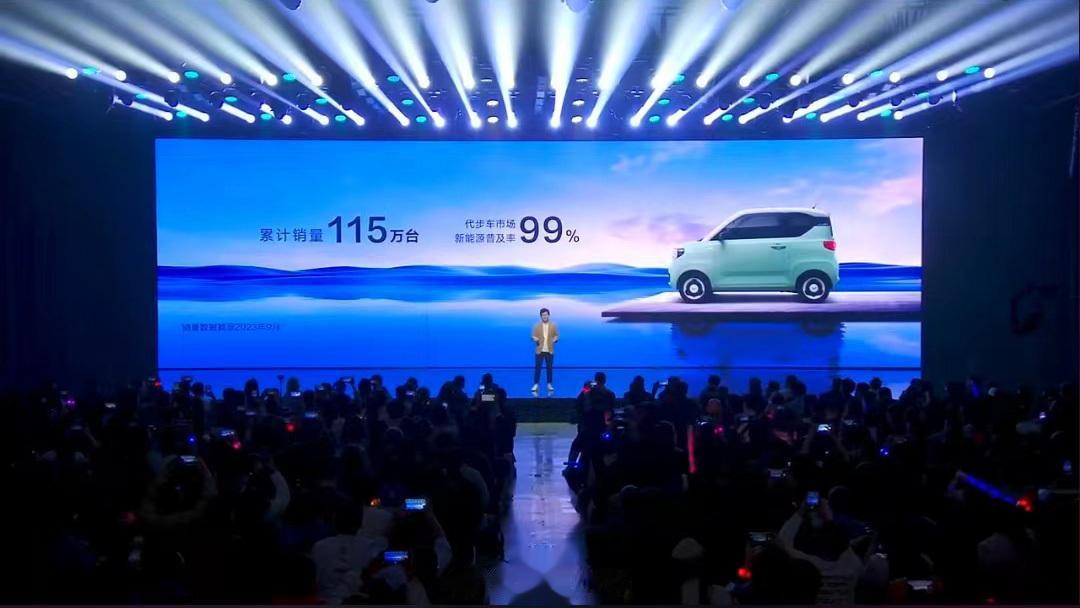 五菱科技进化日，公布了五菱宏光MINI EV 的销量，惊人的115万台，太狠了。