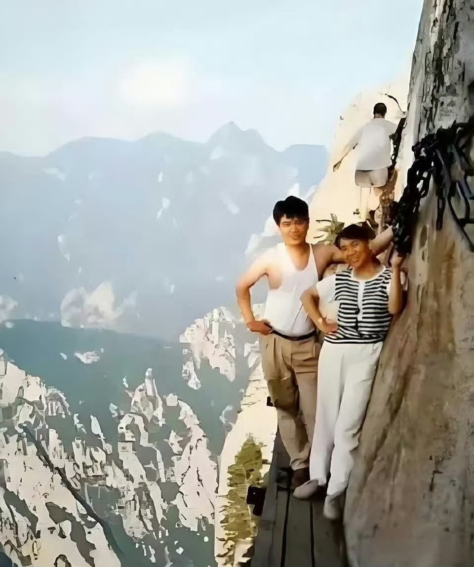 三十年前的华山就是这样爬的，不得不说，那时候的人胆子真的太大了，现在就算给我10