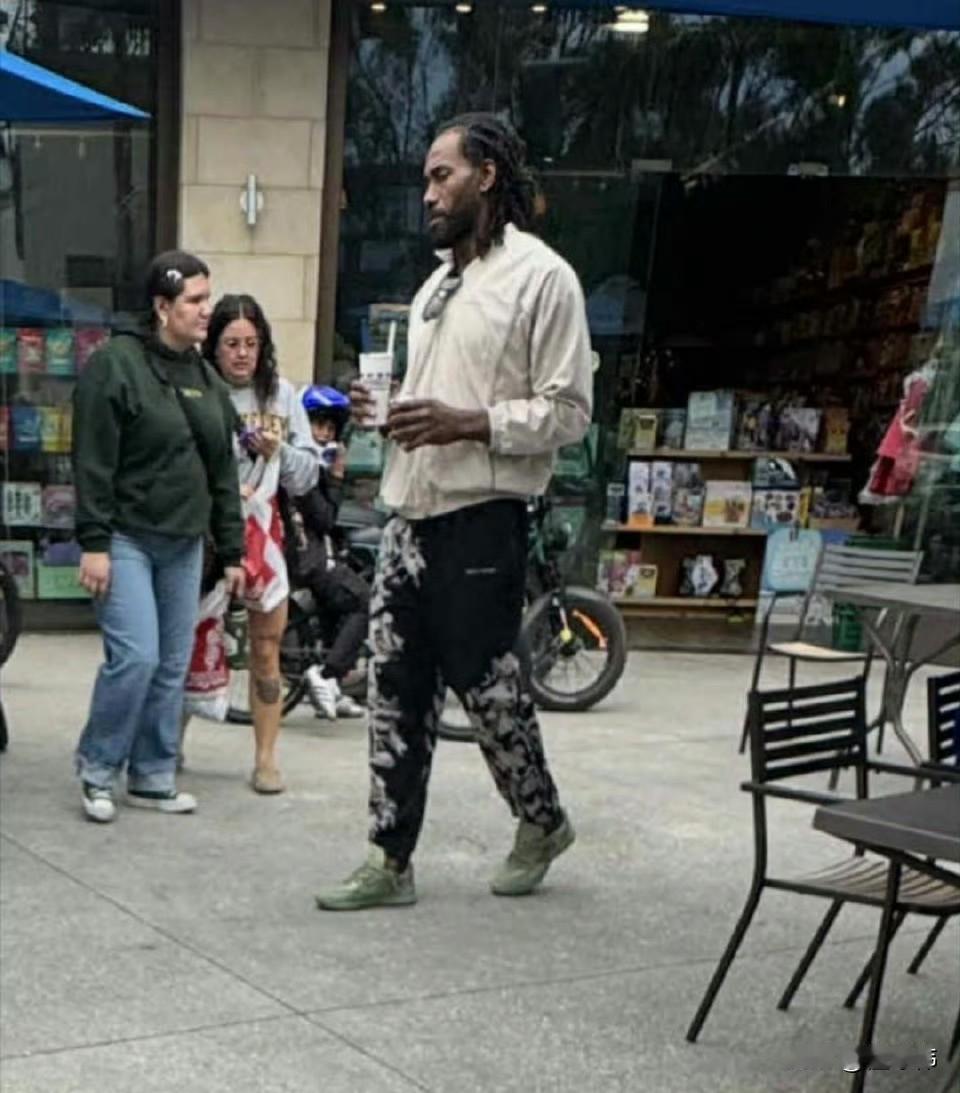 绝了！球迷偶遇正在逛街的伦纳德，直言看起来就像是一个流浪汉！

如果你在路上看到