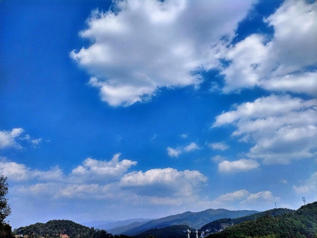 云卷云舒，山静水悠。每到这般宁静时分，我总喜欢举起相机，定格天空这份诗意。那变幻