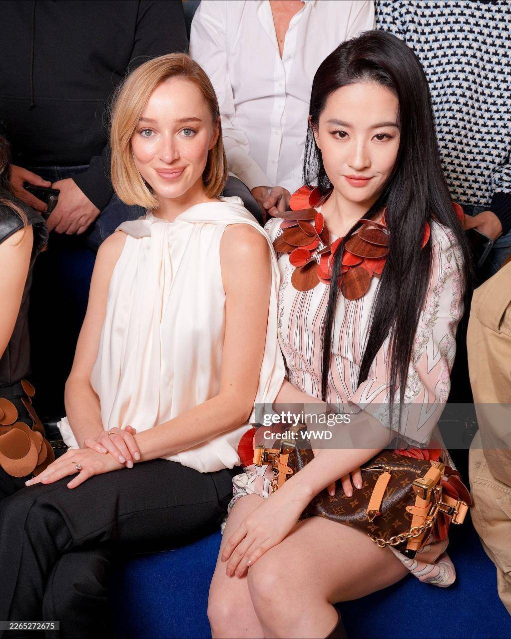 又和外国妹子合照了，刘亦菲这跟素颜有什么区别状态太好了，好嫩 