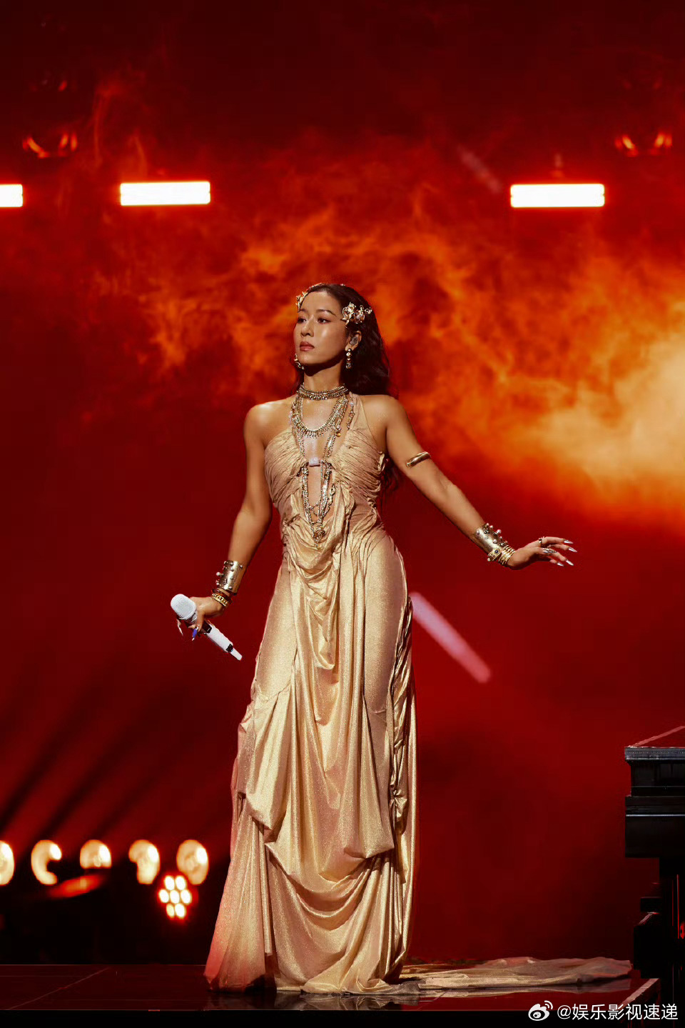 吉克隽逸给内耗的人发射能量 吉克隽逸真的是那种看一眼就能被感染到的人，她身上没有