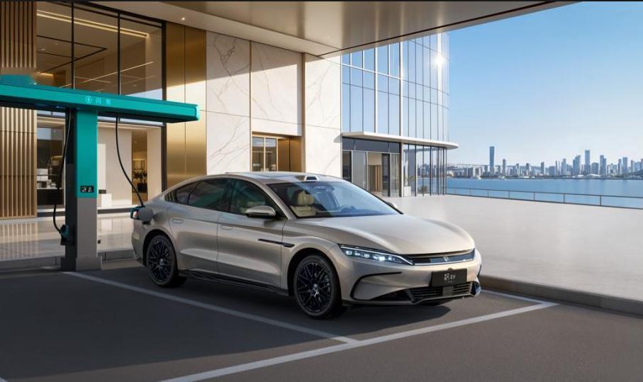 4 月 28 号，比亚迪汉 EV 闪充版正式上市了，一共两款车，17.98 万到