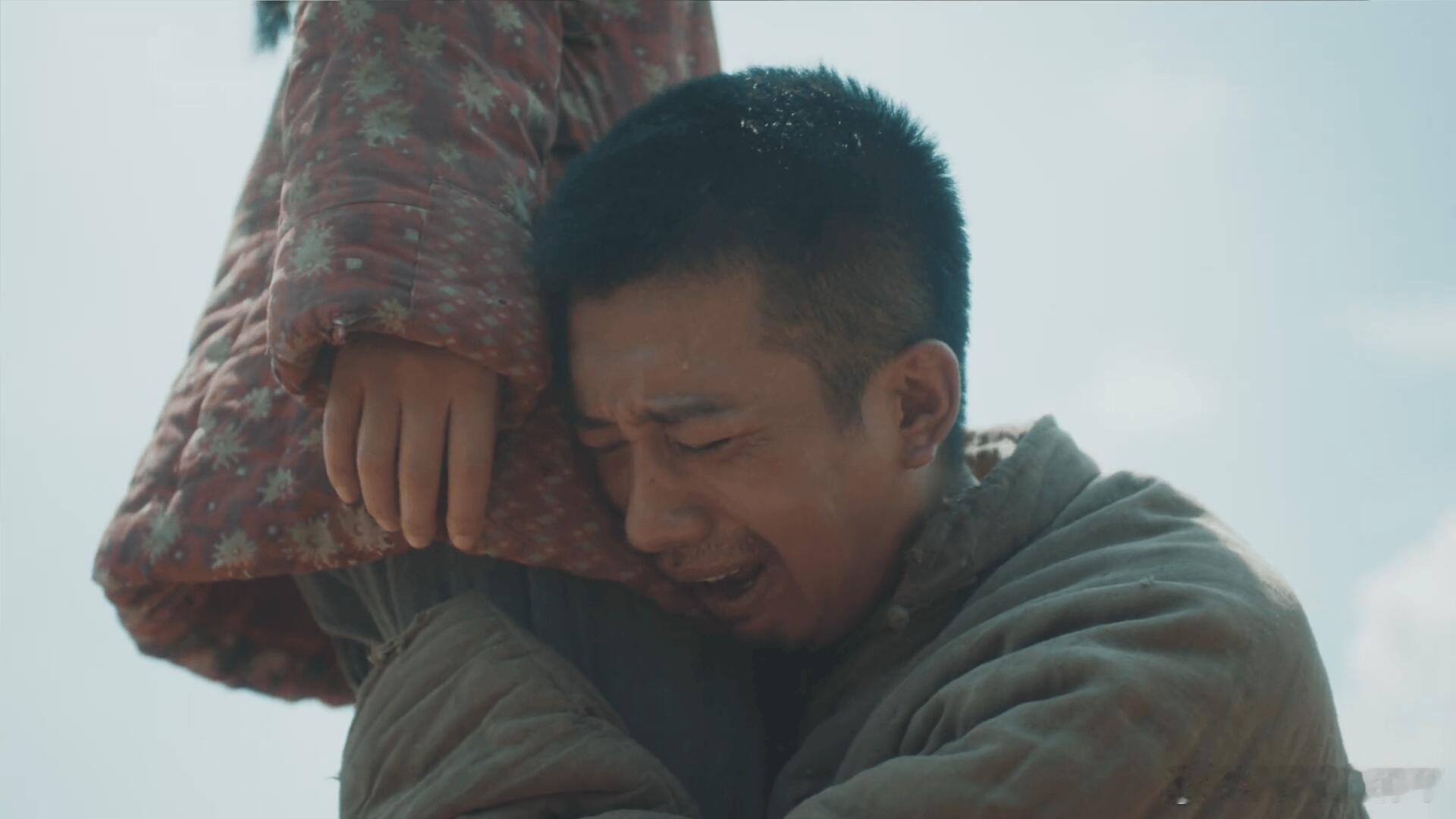 在《生万物》中，傻挑那句反复提及的“铁头梳小辫”，看似疯话，实则如隐藏暗号，早早