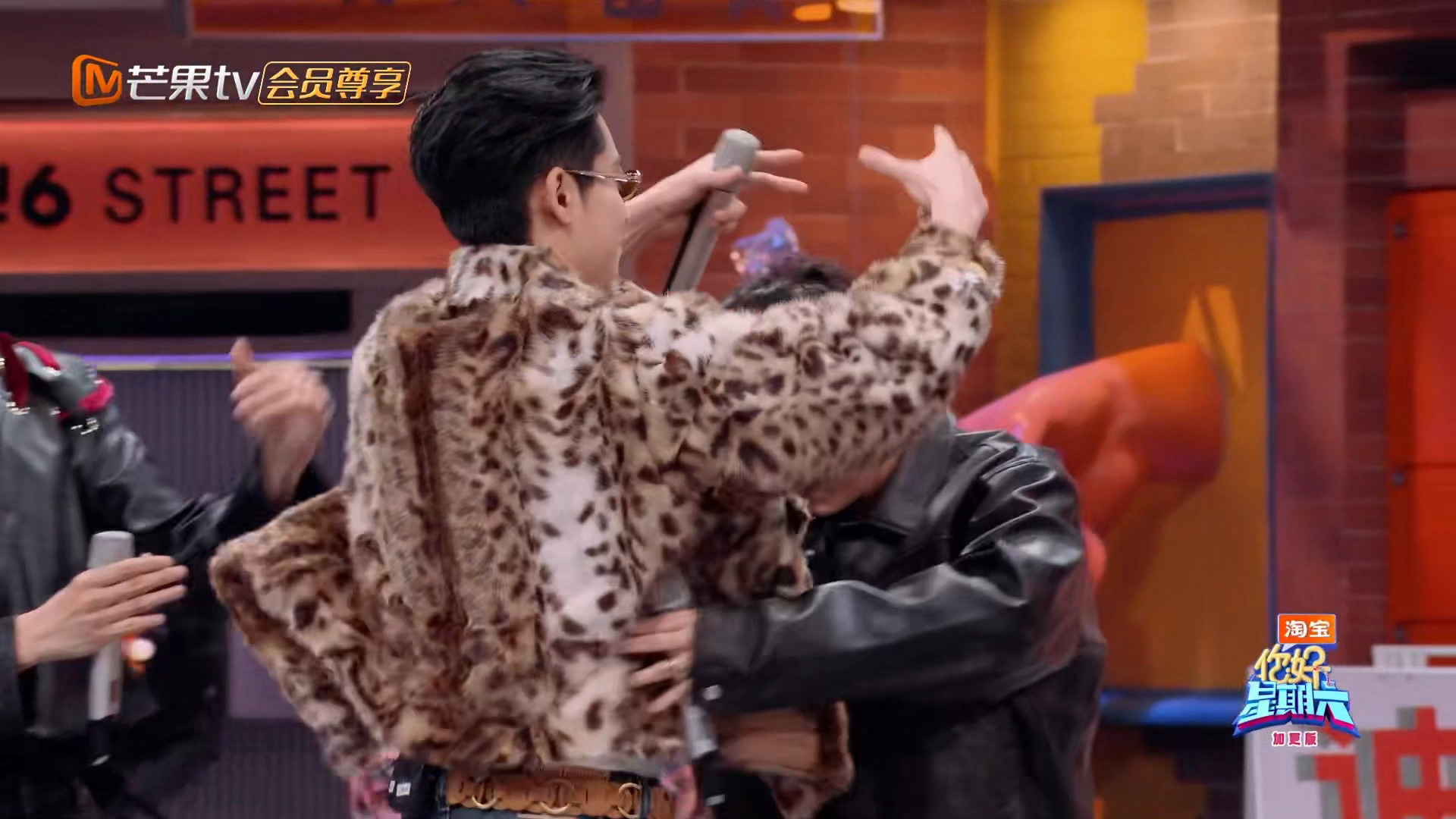 被鹤棣戴皇冠的时候还可以搂腰的吗🥹 