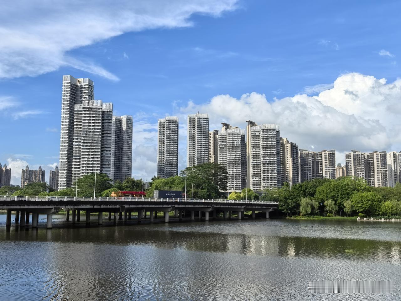 雨后天晴的惠州，原来这么美！！来金山湖办事，无意间发现沿湖风景还不错~~碧水蓝天