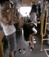 公交车上尴尬一幕～小姐姐当场社死。