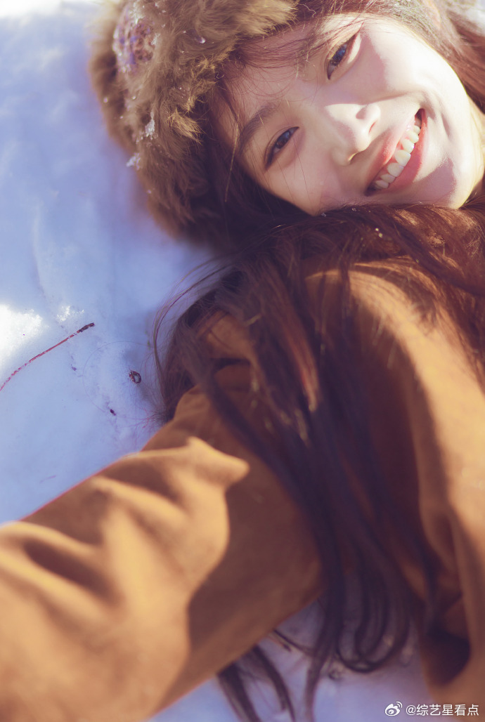 卢昱晓祝妇女节快乐  卢昱晓雪地回眸真的是好美呀，并且在今天祝大家妇女节快乐，收